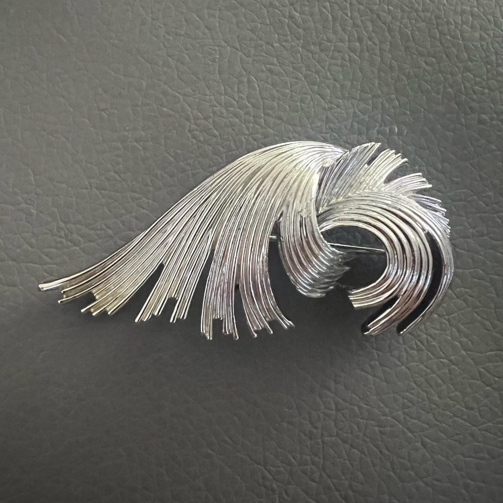 Lisner Vintage Silver Tone Leaf Brooch